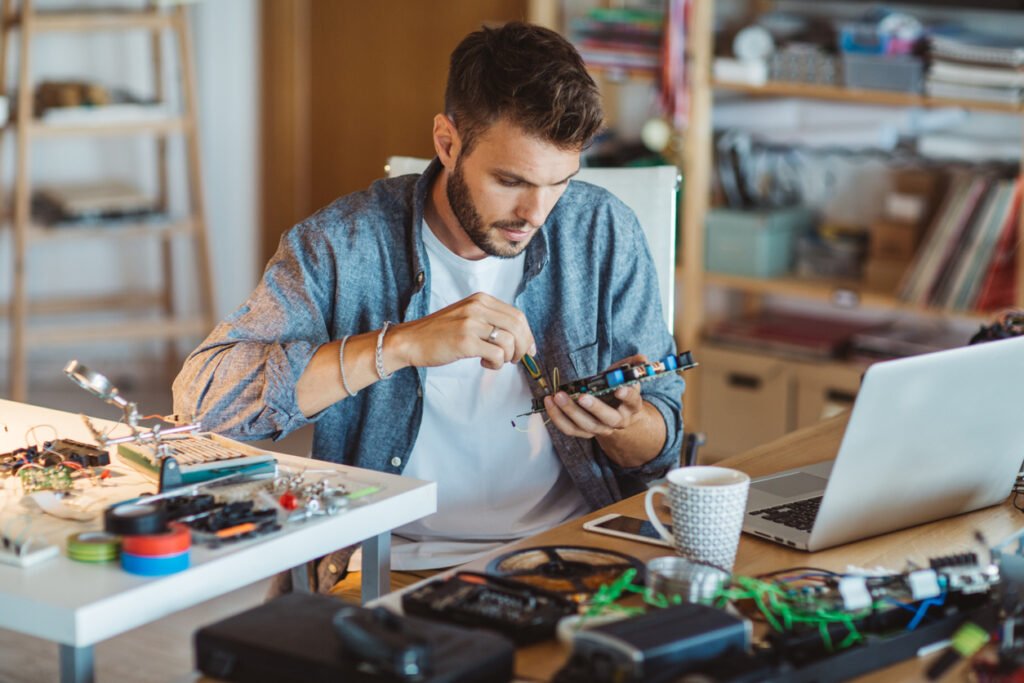 auto entrepreneur travaillant sur son ordinateur 2