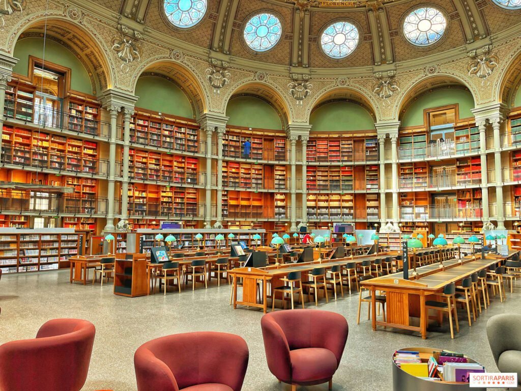 bibliotheque avec livres et documents academiques