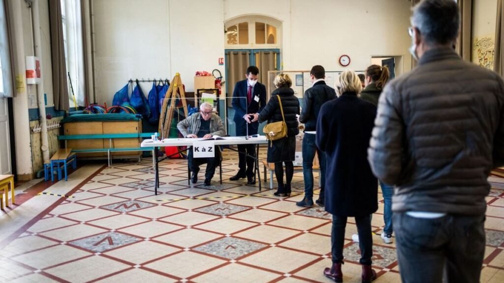 bureau de vote avec electeurs en attente