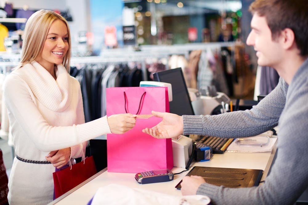 client souriant dans un magasin accueillant