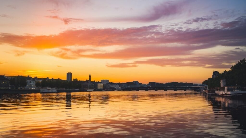 coucher de soleil apaisant sur la ville