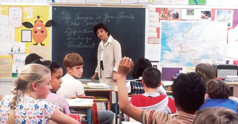 enfants etudiant dans une classe en france