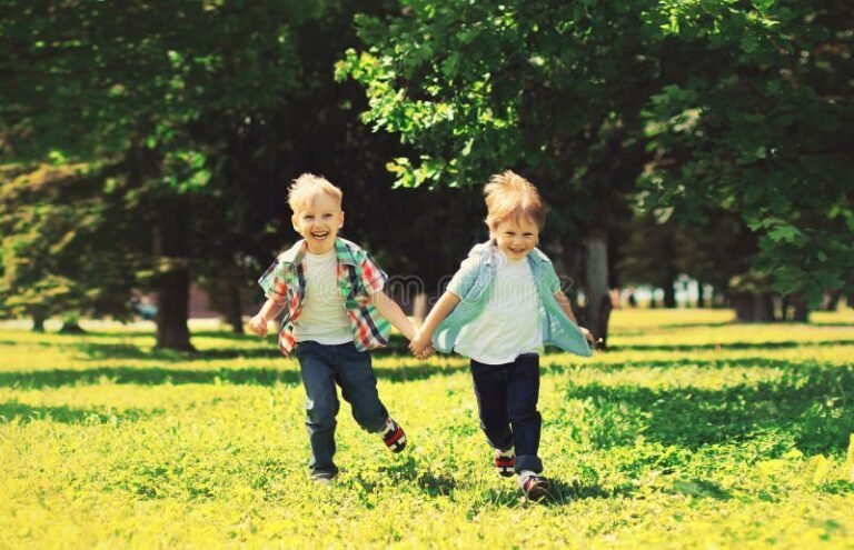 enfants jouant ensemble dans un parc