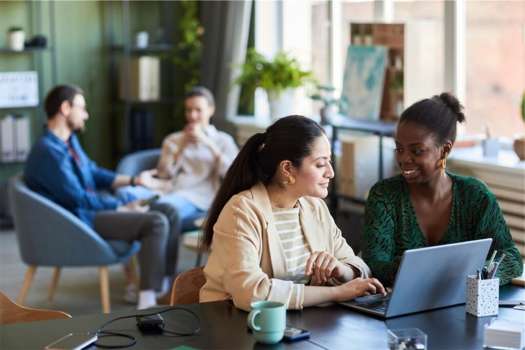 equipe collaborant en dehors des heures de travail