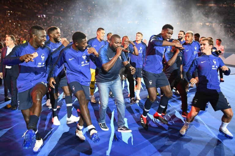 equipe de france celebrant une victoire sportive