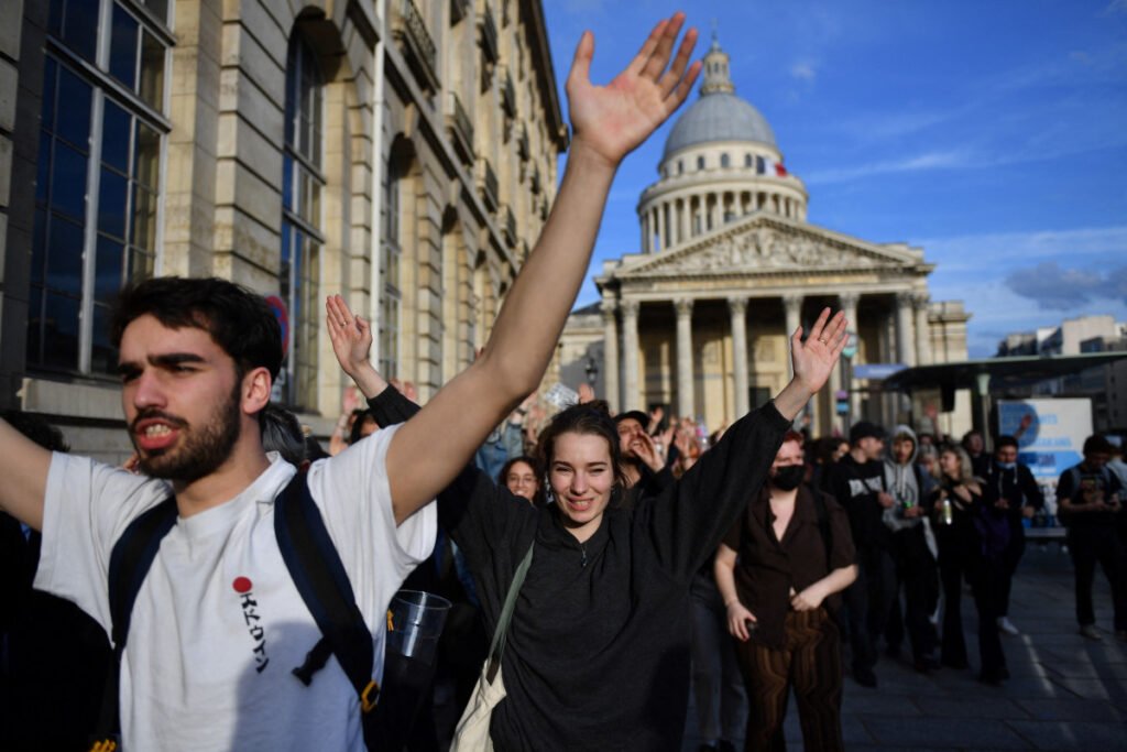 etudiants en discussion devant une universite