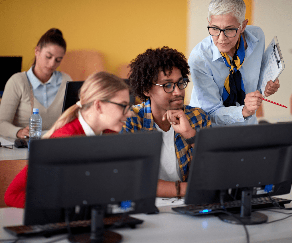 etudiants en informatique en plein apprentissage