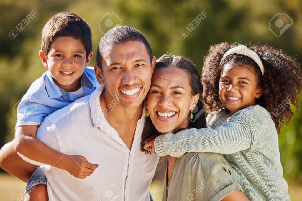 famille heureuse avec enfants et sourires