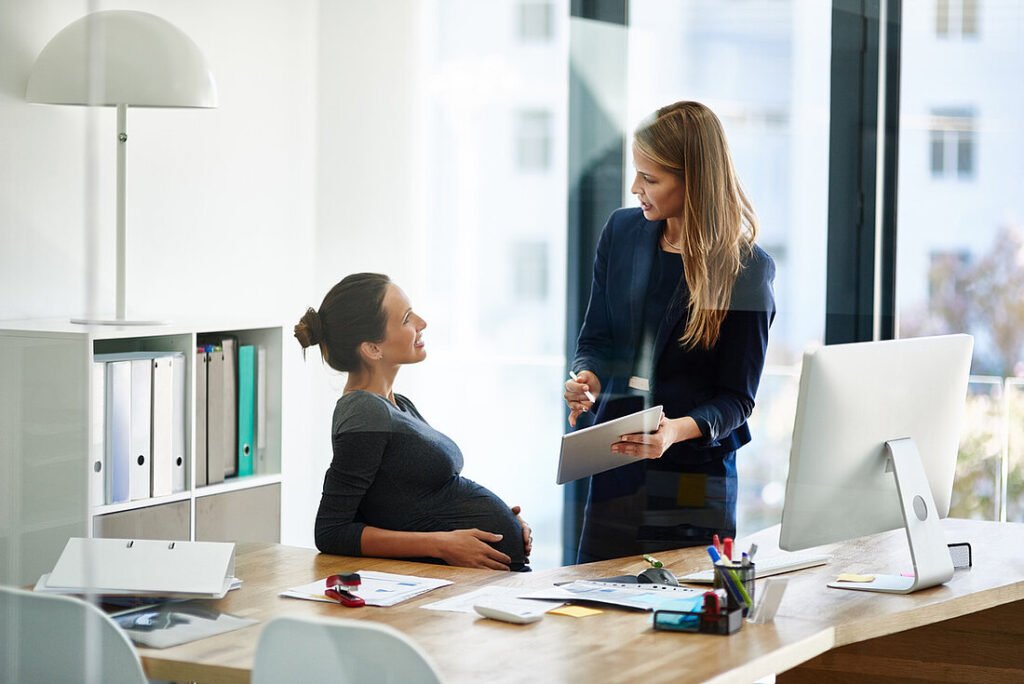 femme enceinte en train de travailler