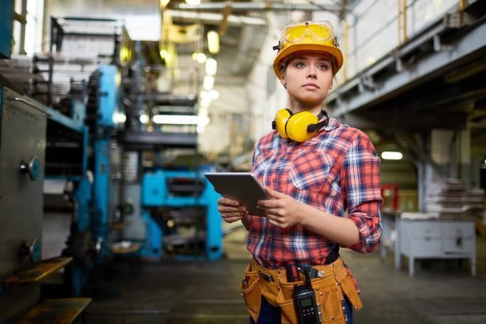 jeune travailleur dans un environnement professionnel