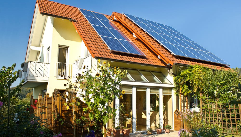 maison avec jardin et panneaux solaires