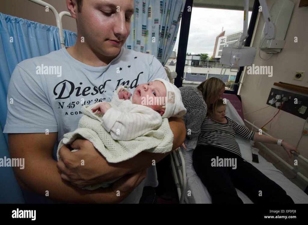 pere tenant son bebe a lhopital