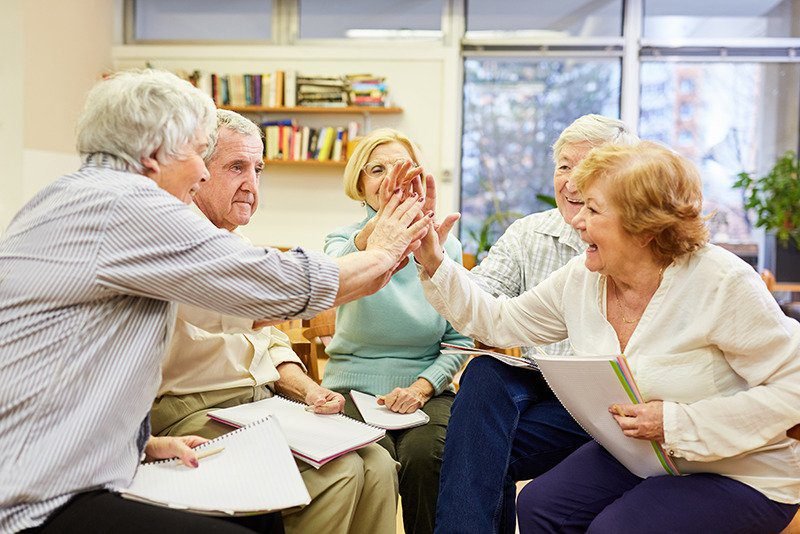 personne agee discutant des aides sociales