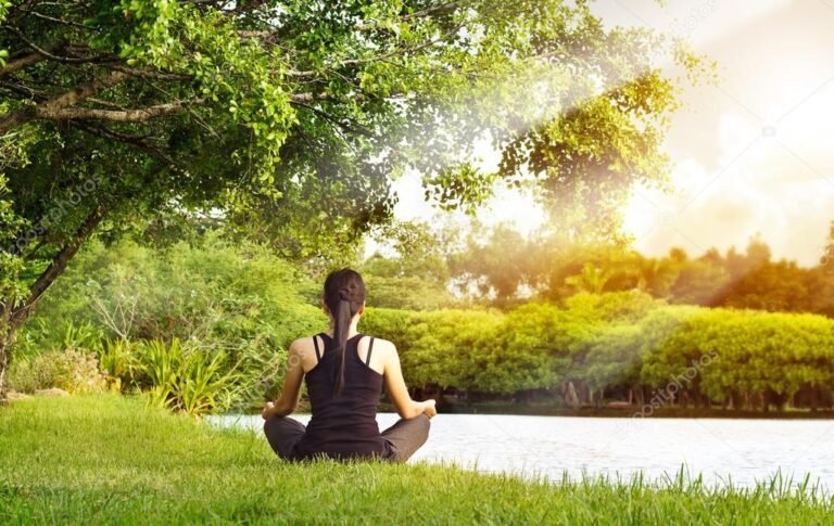 personne meditant dans un parc paisible