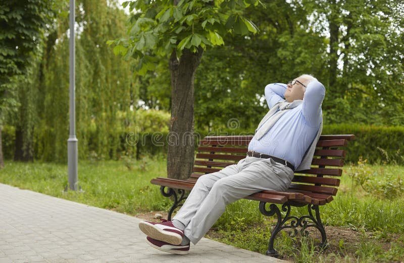 personne se reposant dans un parc