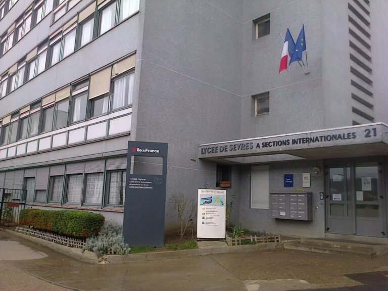 photo du lycee jean pierre vernant a sevres