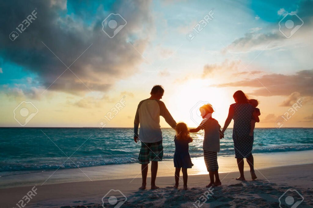 plage ensoleillee avec des familles heureuses