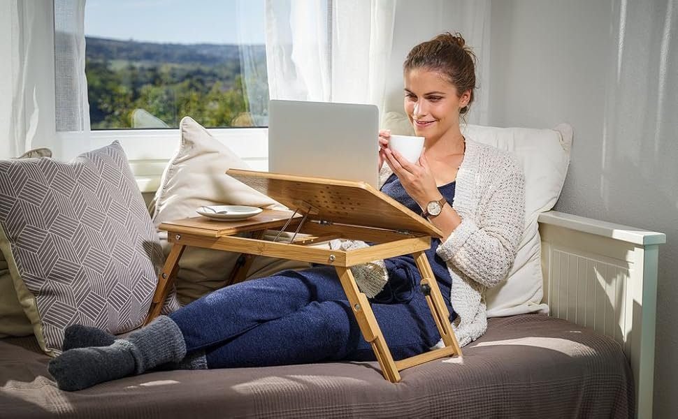 support dordinateur elegant sur un lit