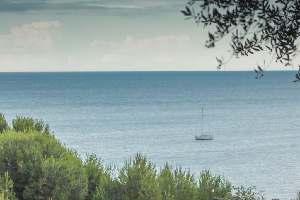 un bateau voguant vers lhorizon