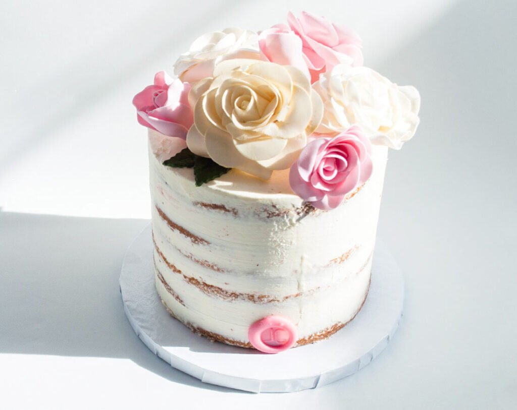 un bouquet de fleurs et un gateau