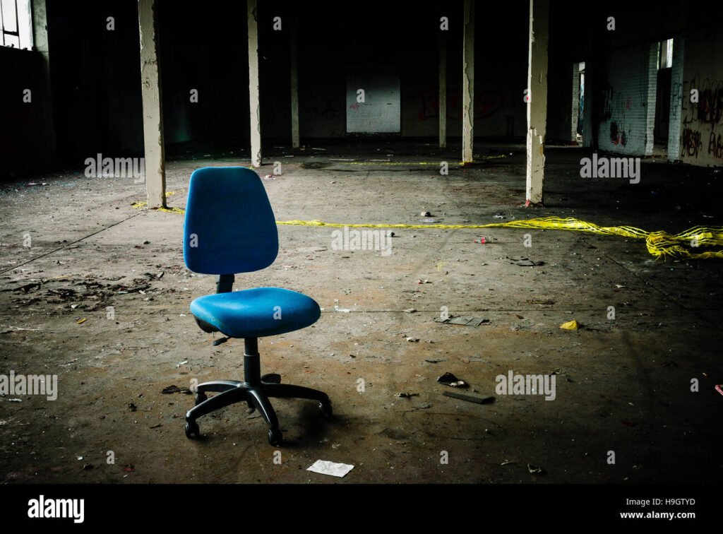 un bureau vide avec une chaise abandonnee