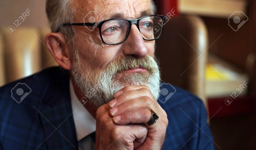 un regard pensif sur un livre ancien