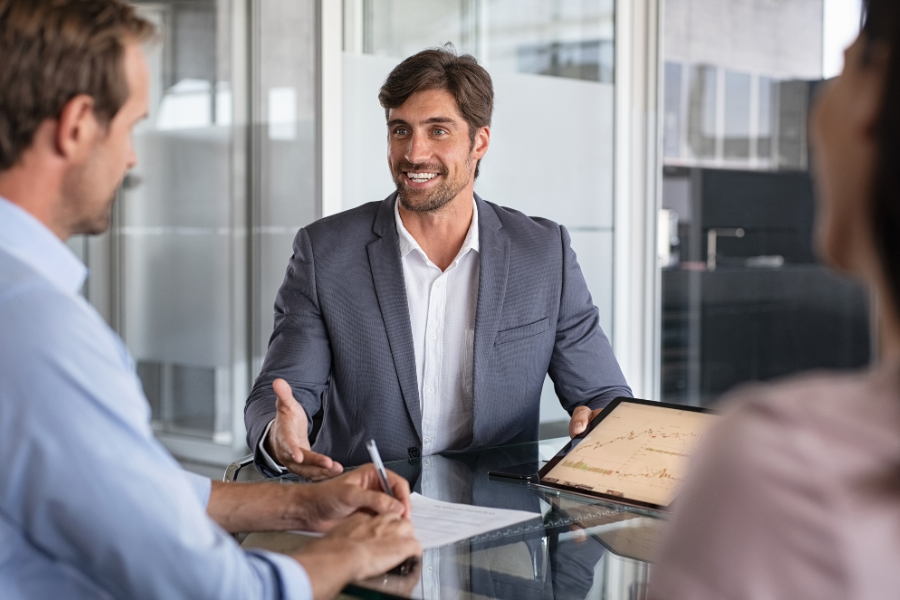 une personne consultant des documents financiers 1