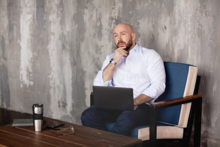 une personne reflechissant au travail