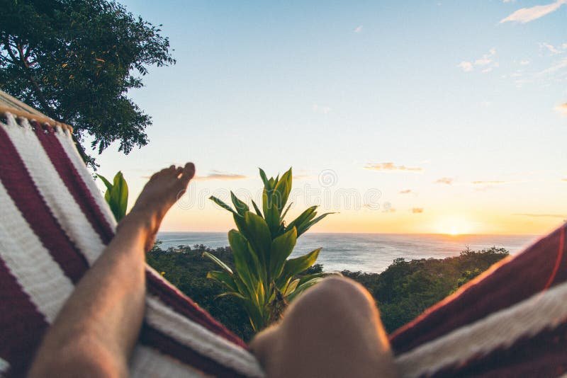 une personne se reposant sur une plage 1