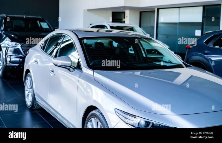 une voiture de leasing devant un bureau moderne