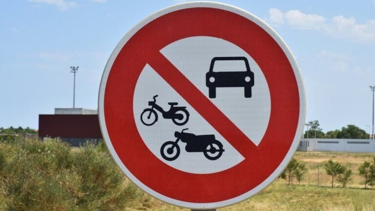 voiture sur une route avec panneaux de signalisation