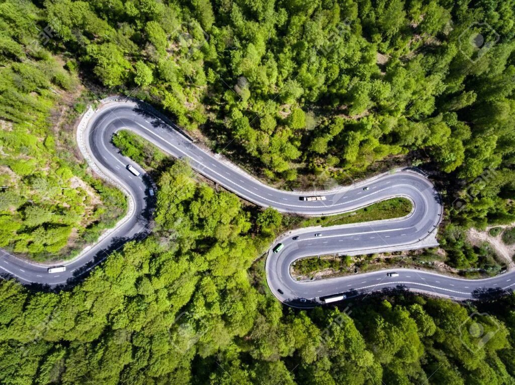 voiture sur une route sinueuse